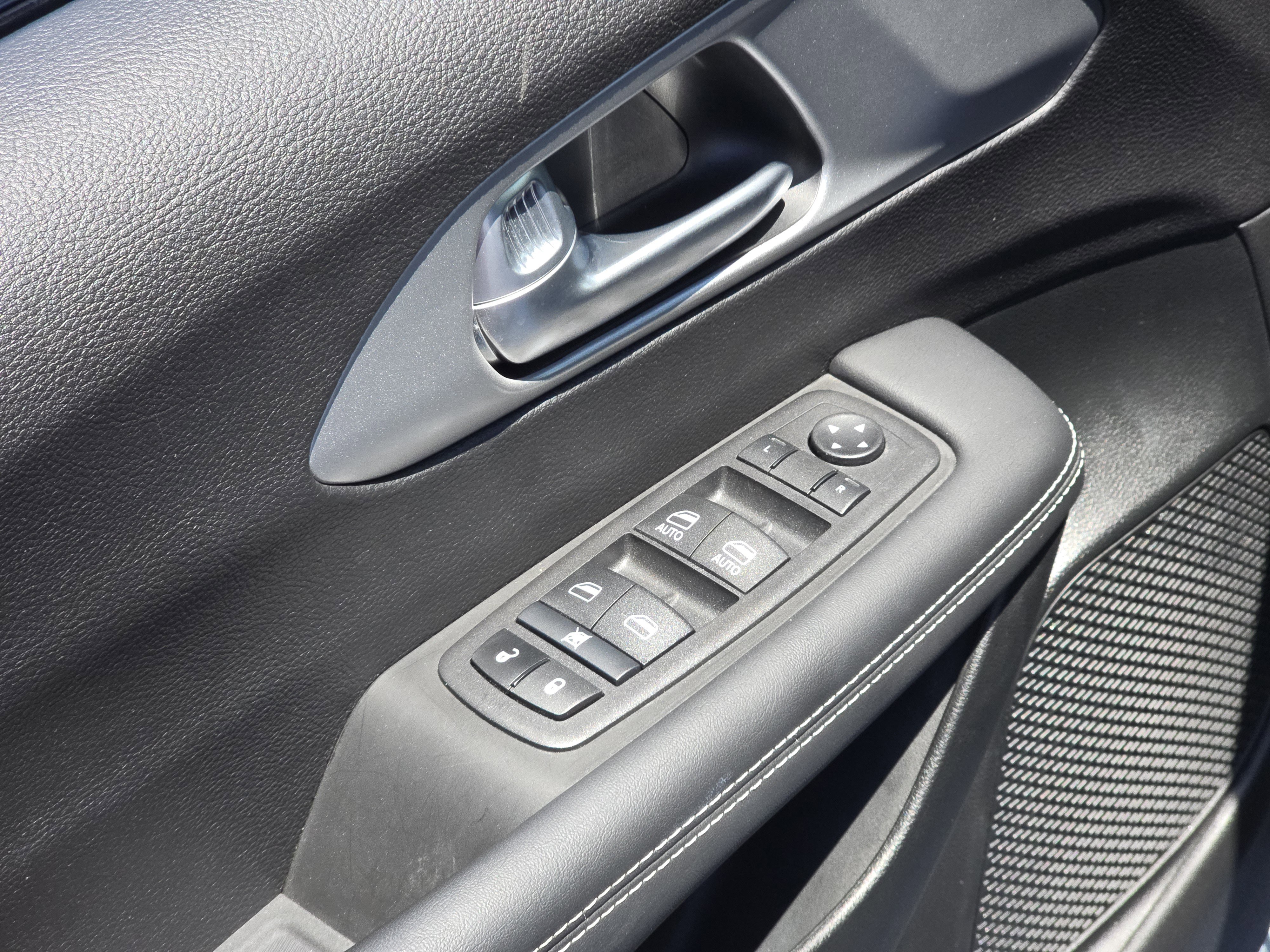 Used 2024 Chrysler Pacifica Touring FWD image 27