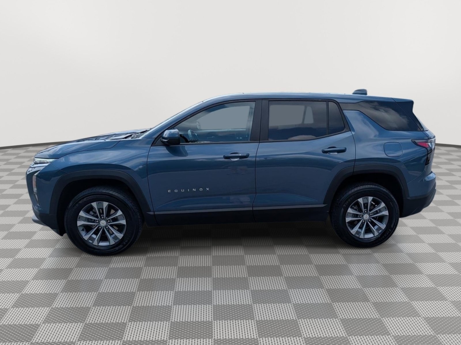Used 2025 Chevrolet Equinox LT FWD image 2