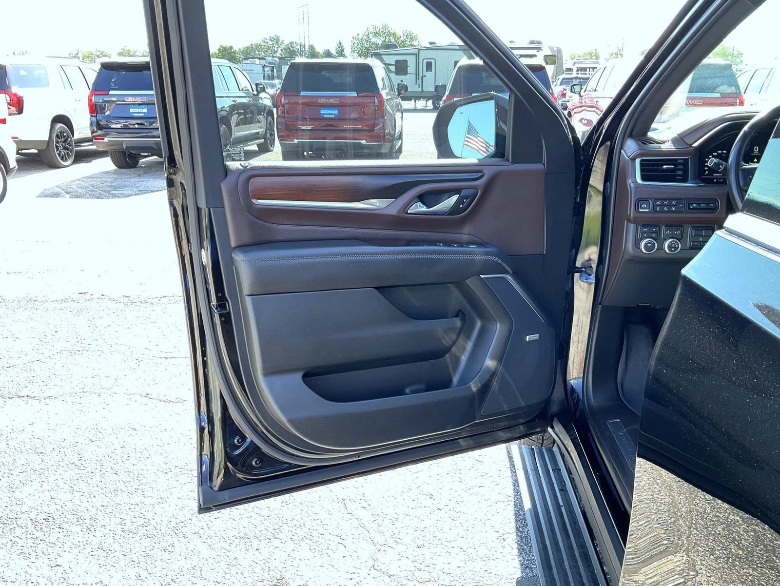 Certified 2022 GMC Yukon XL Denali w/ Denali Premium Package AWD/4WD image 9