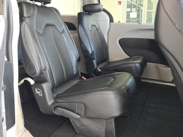 Used 2024 Chrysler Pacifica Touring-L FWD image 6