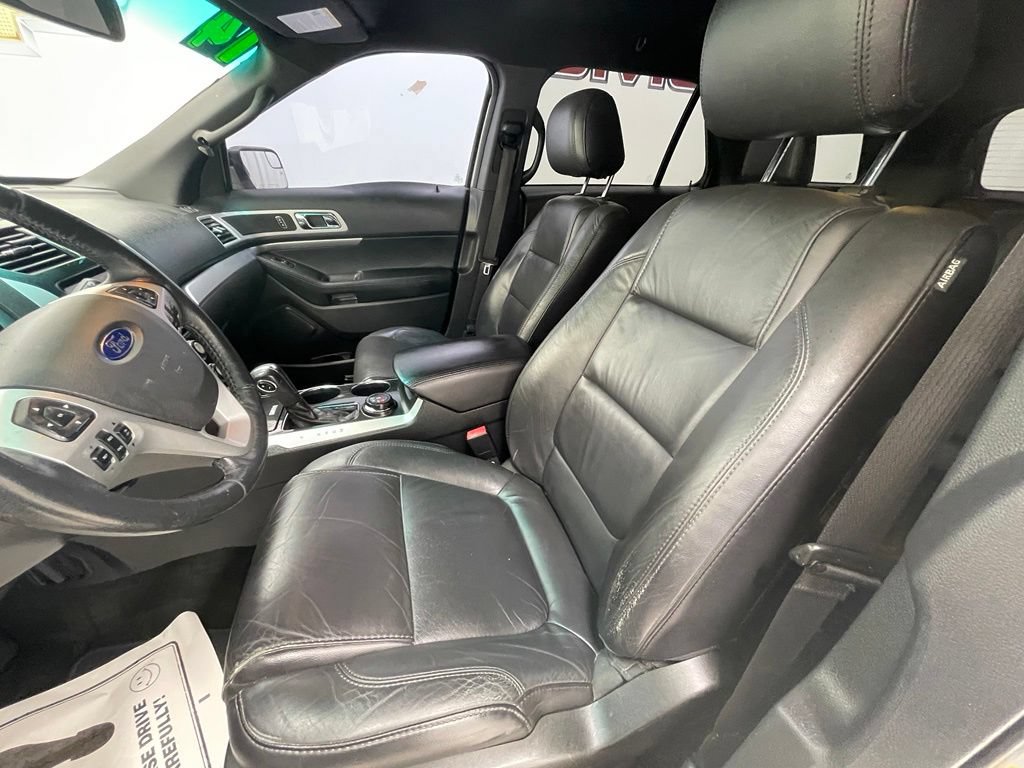 Used 2014 Ford Explorer XLT w/ Equipment Group 202A AWD/4WD image 16