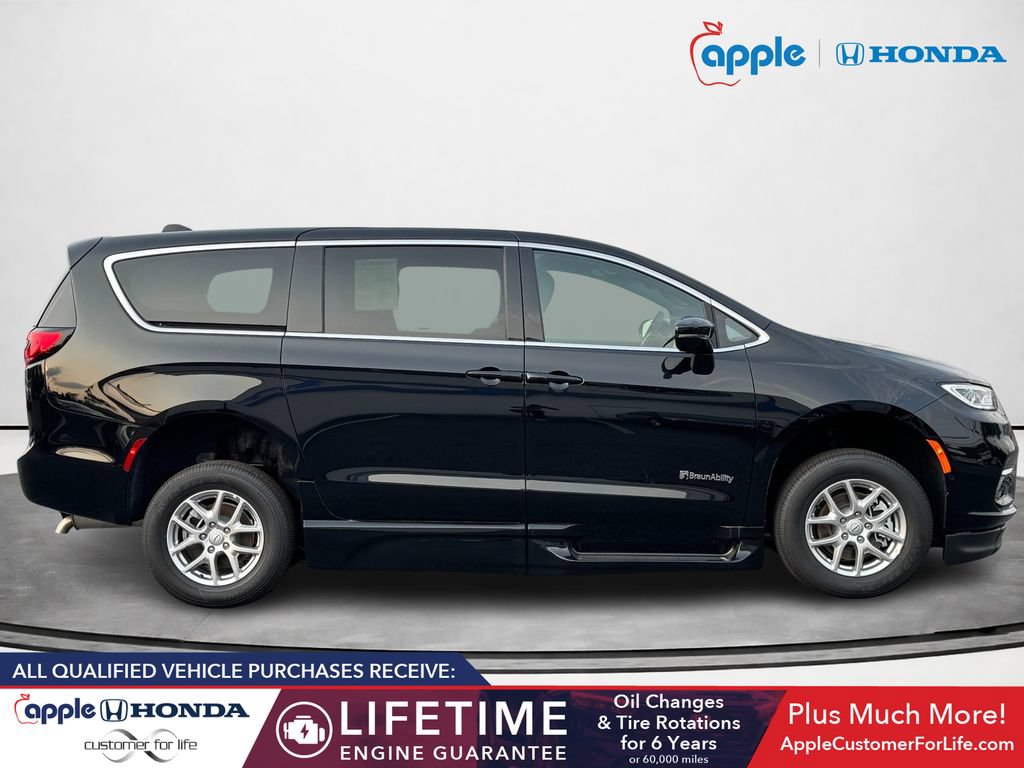 Used 2026 Chrysler Pacifica Select FWD image 2