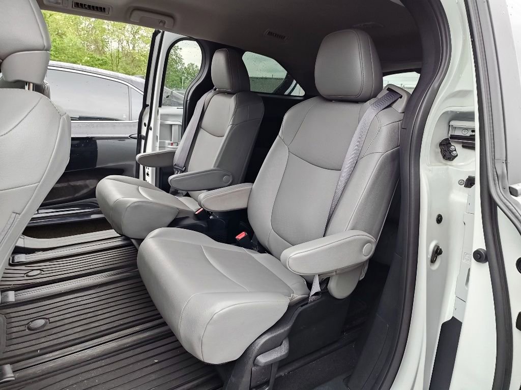 Used 2025 Toyota Sienna XLE AWD/4WD image 10