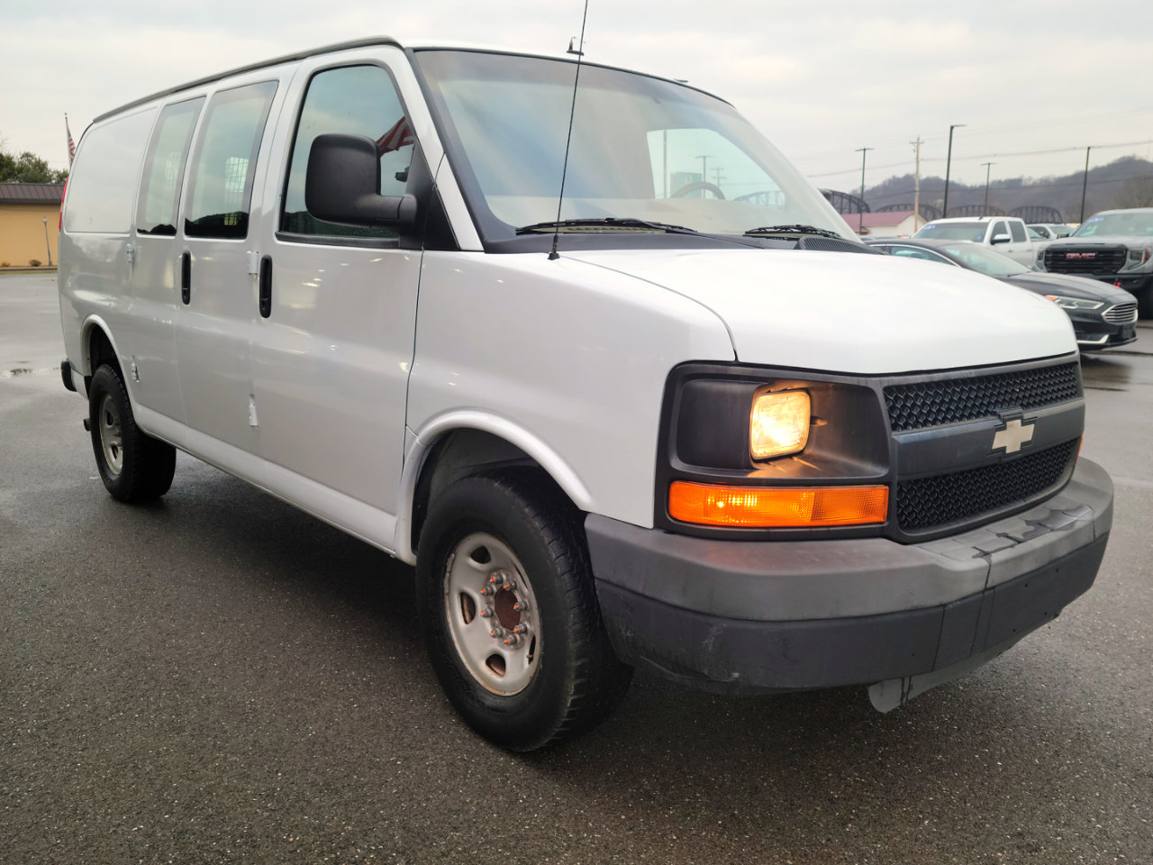 Used 2011 Chevrolet Express 2500 image 3