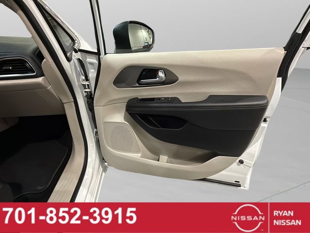 Used 2023 Chrysler Pacifica Touring-L image 29