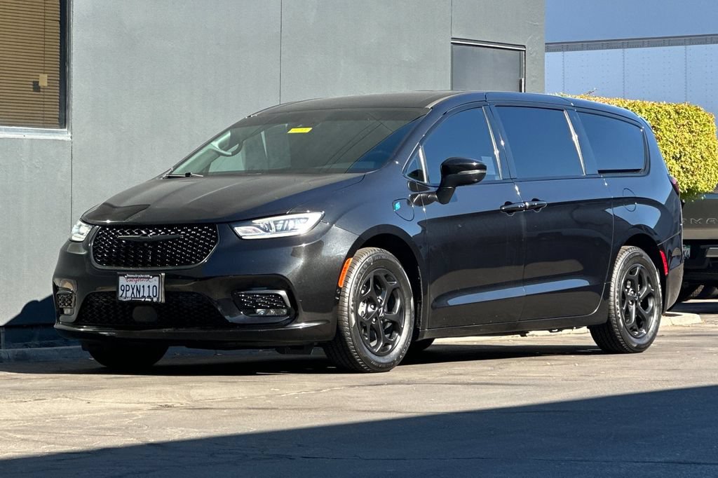 Used 2023 Chrysler Pacifica Touring-L w/ Uconnect Theater Family Group FWD image 8