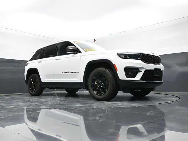 Used 2025 Jeep Grand Cherokee Altitude AWD/4WD image 51