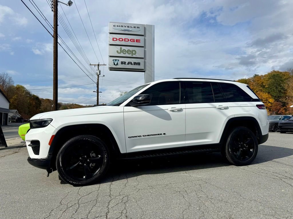 Used 2022 Jeep Grand Cherokee Altitude image 5