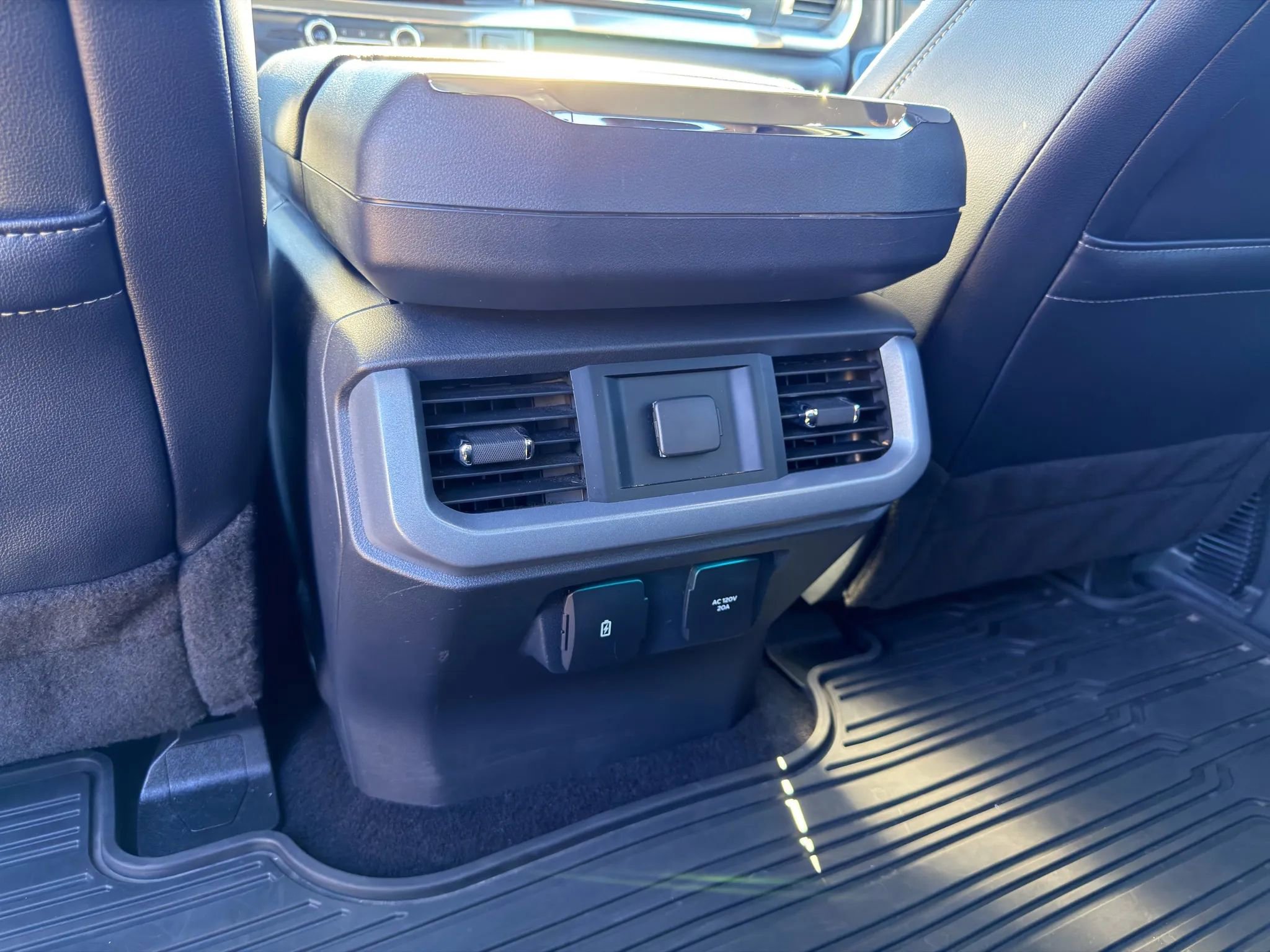 Used 2023 Ford F150 Lariat w/ Trailer Tow Package image 18