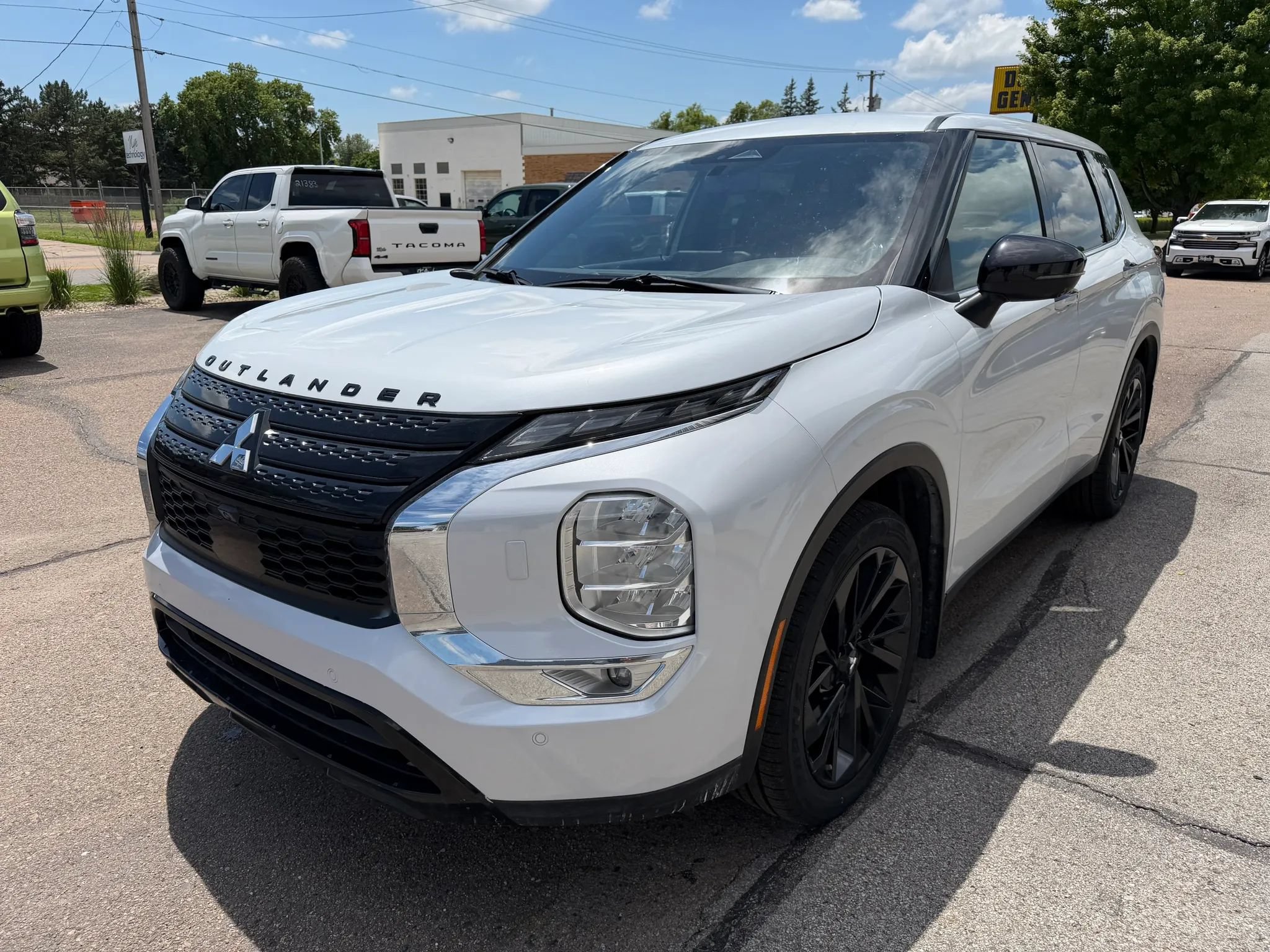 Used 2023 Mitsubishi Outlander SE AWD/4WD image 3