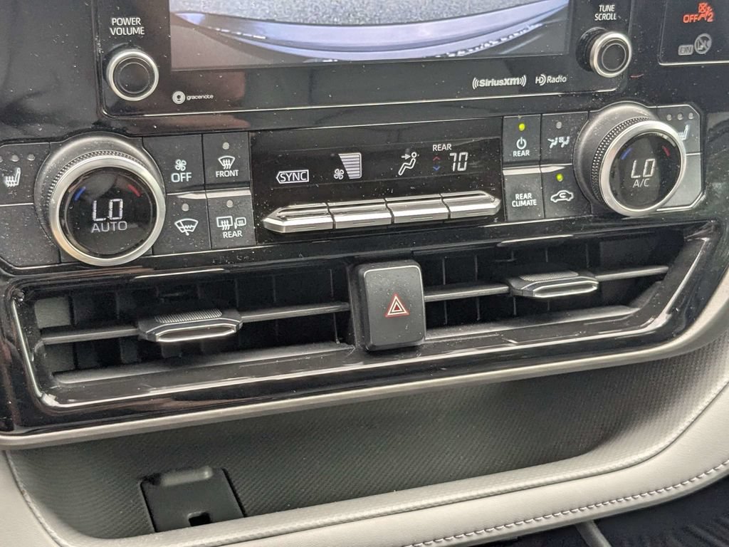 Used 2022 Toyota Highlander XLE FWD image 24