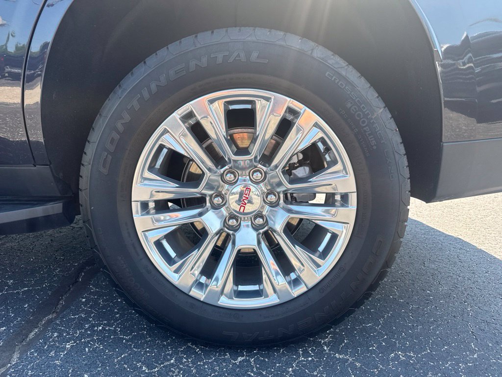 Used 2025 GMC Yukon Denali w/ Advanced Technology Package AWD/4WD image 12