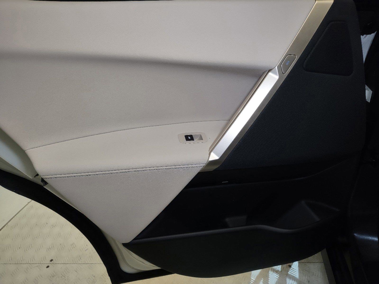 Used 2023 BMW iX xDrive50 image 24