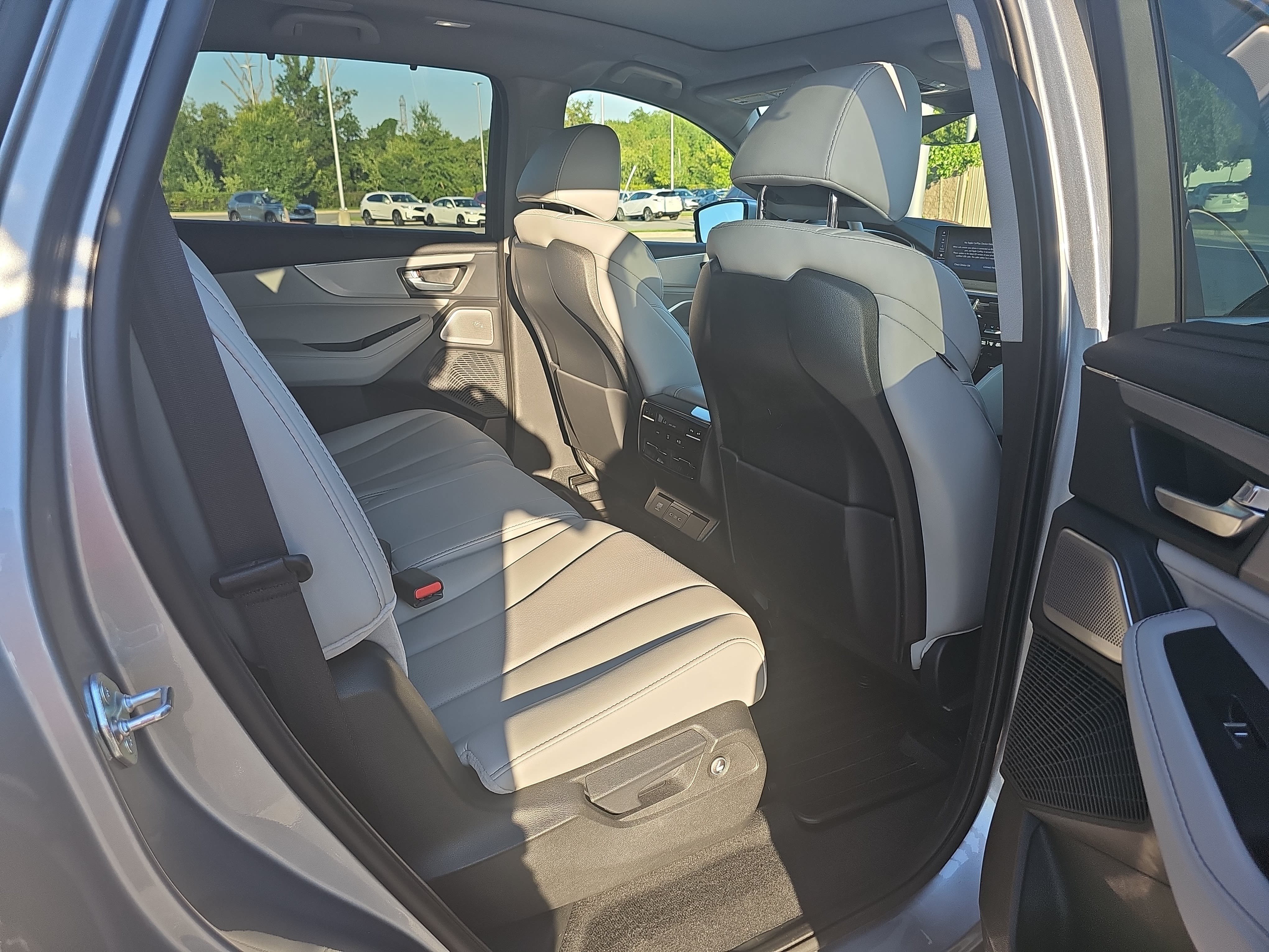 Certified 2025 Acura MDX FWD w/ Technology Package image 11