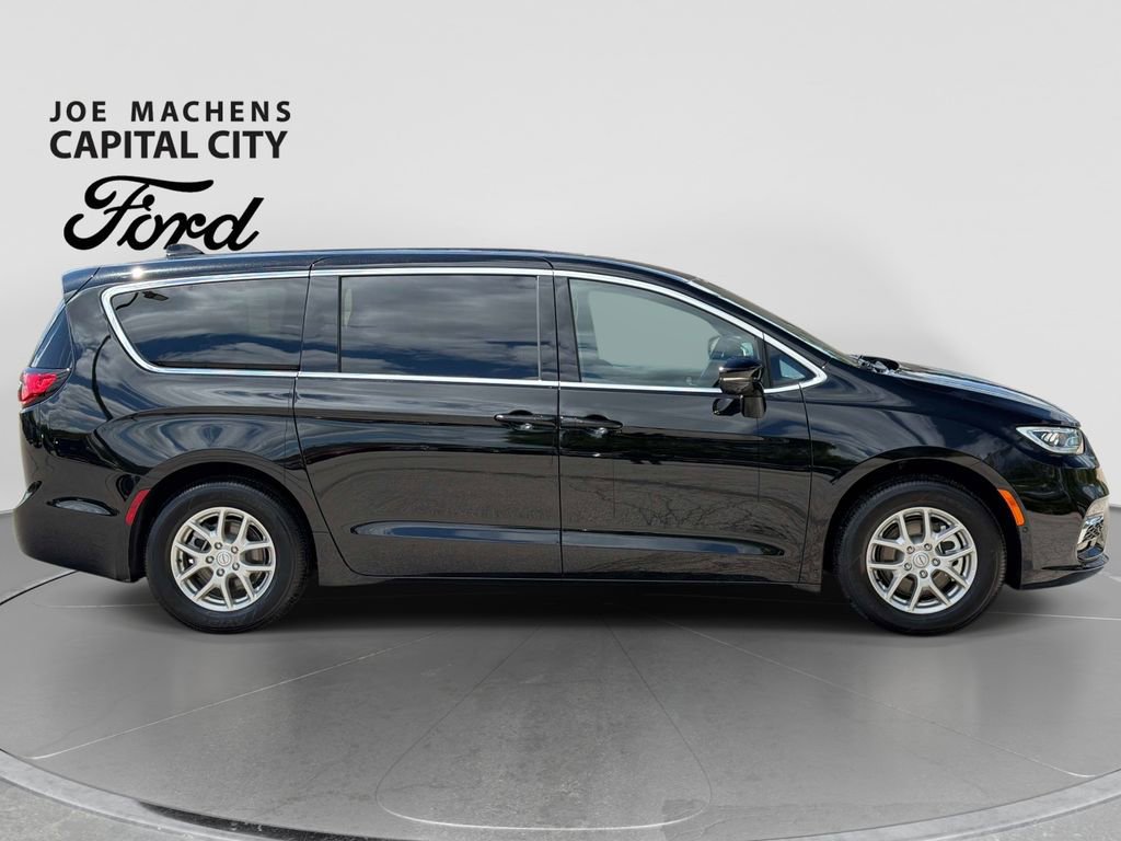 Used 2026 Chrysler Pacifica Select FWD image 3