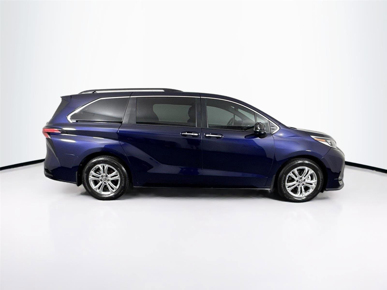 Certified 2022 Toyota Sienna XSE image 11