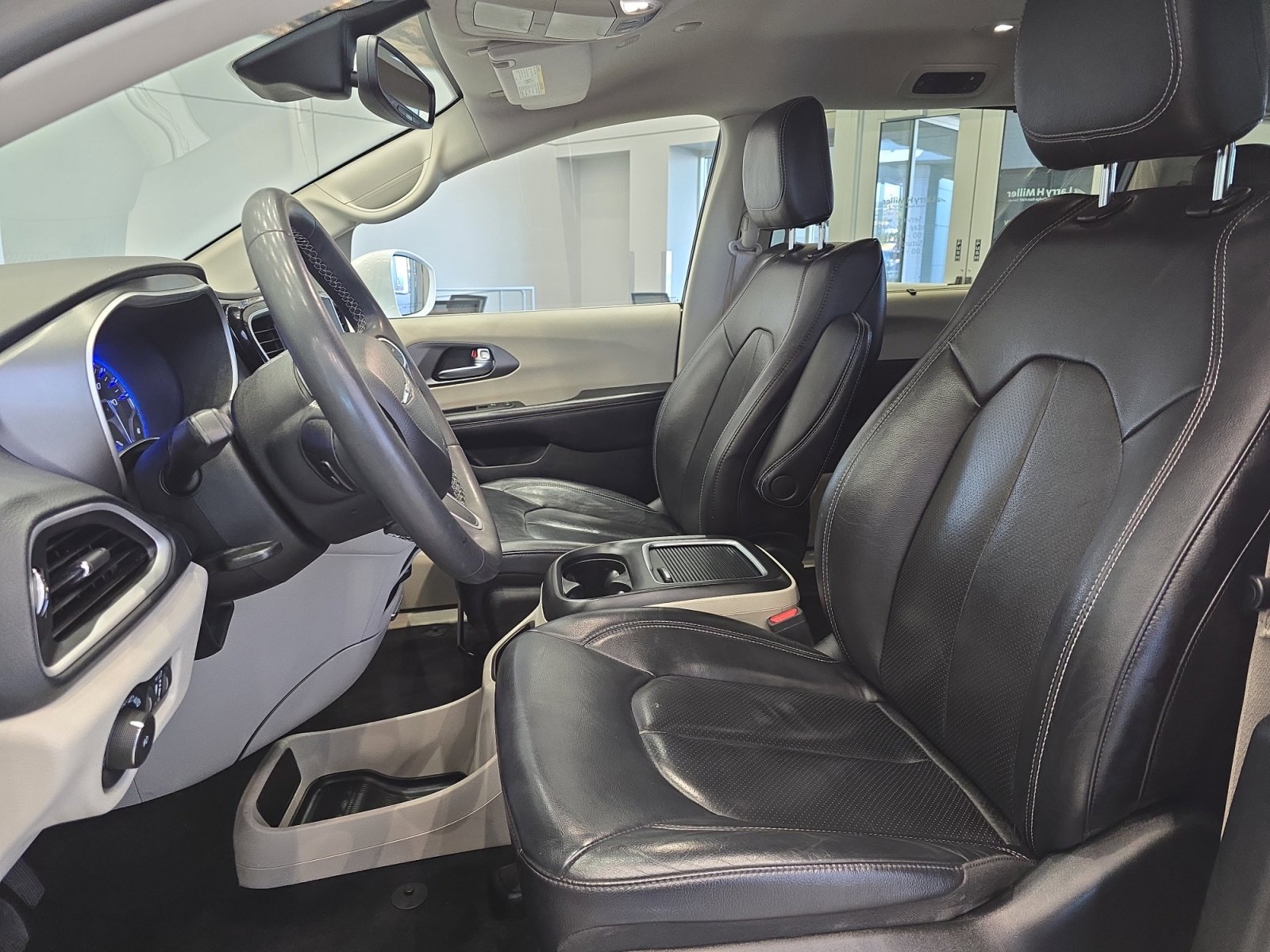 Used 2022 Chrysler Pacifica Touring-L FWD image 12
