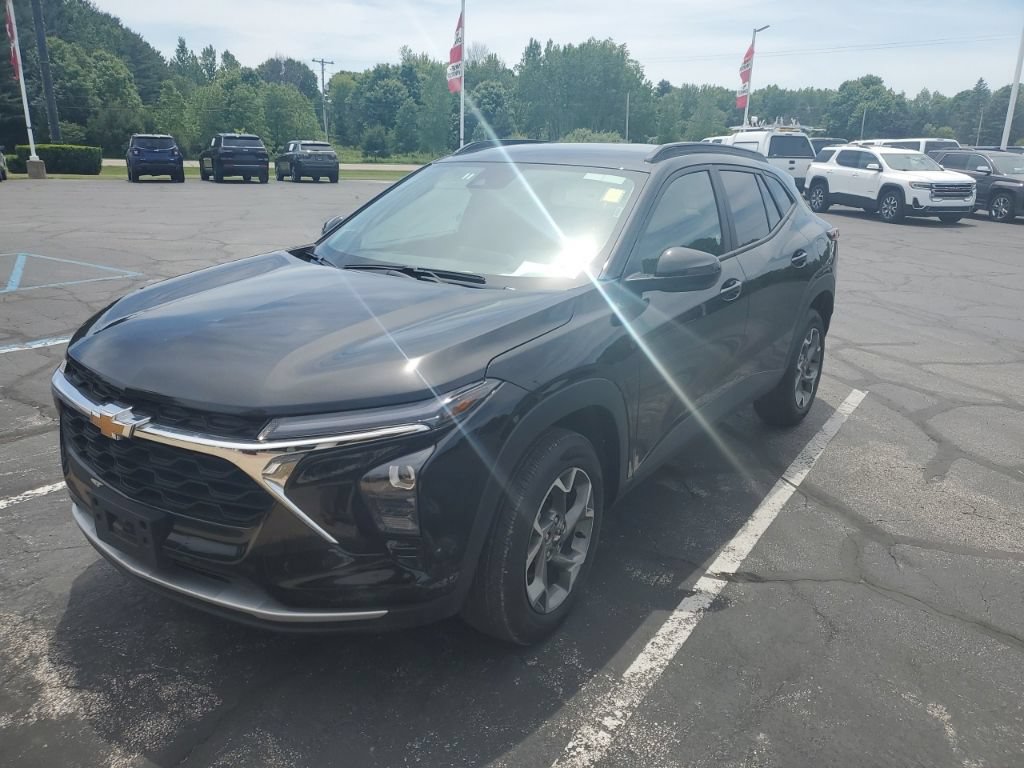 Used 2025 Chevrolet Trax LT w/ LT Convenience Package FWD image 4