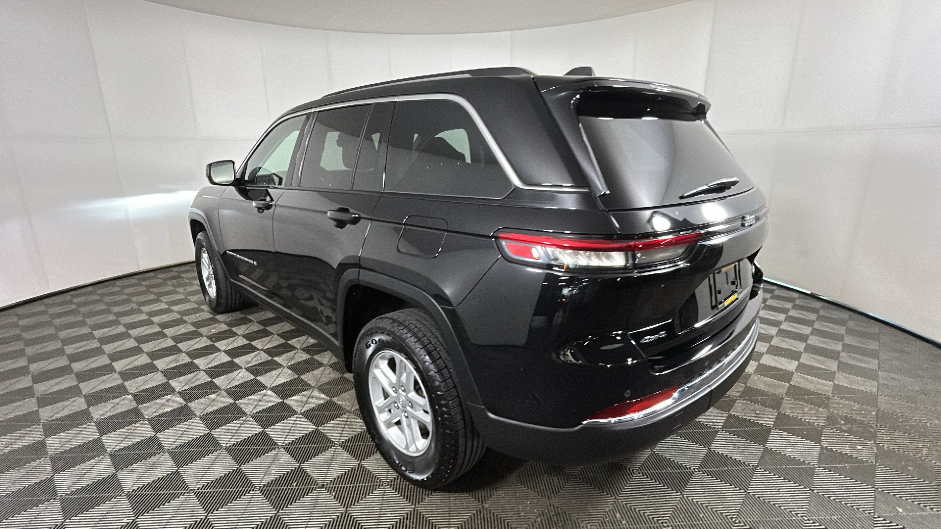 Used 2023 Jeep Grand Cherokee Laredo w/ Luxury Tech Group I AWD/4WD image 5
