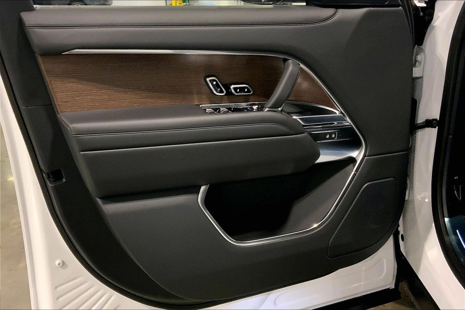 New 2025 Land Rover Range Rover SE image 10