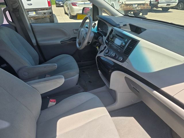 Used 2013 Toyota Sienna L w/ Towing Pkg FWD image 9