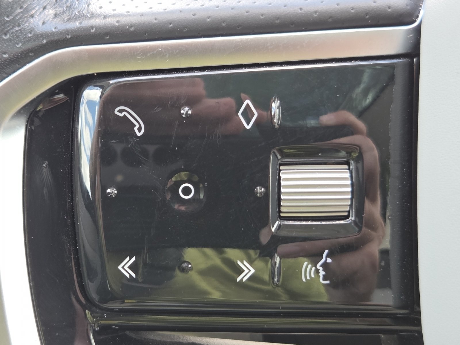 Used 2023 Land Rover Range Rover Evoque R-Dynamic S AWD/4WD image 12