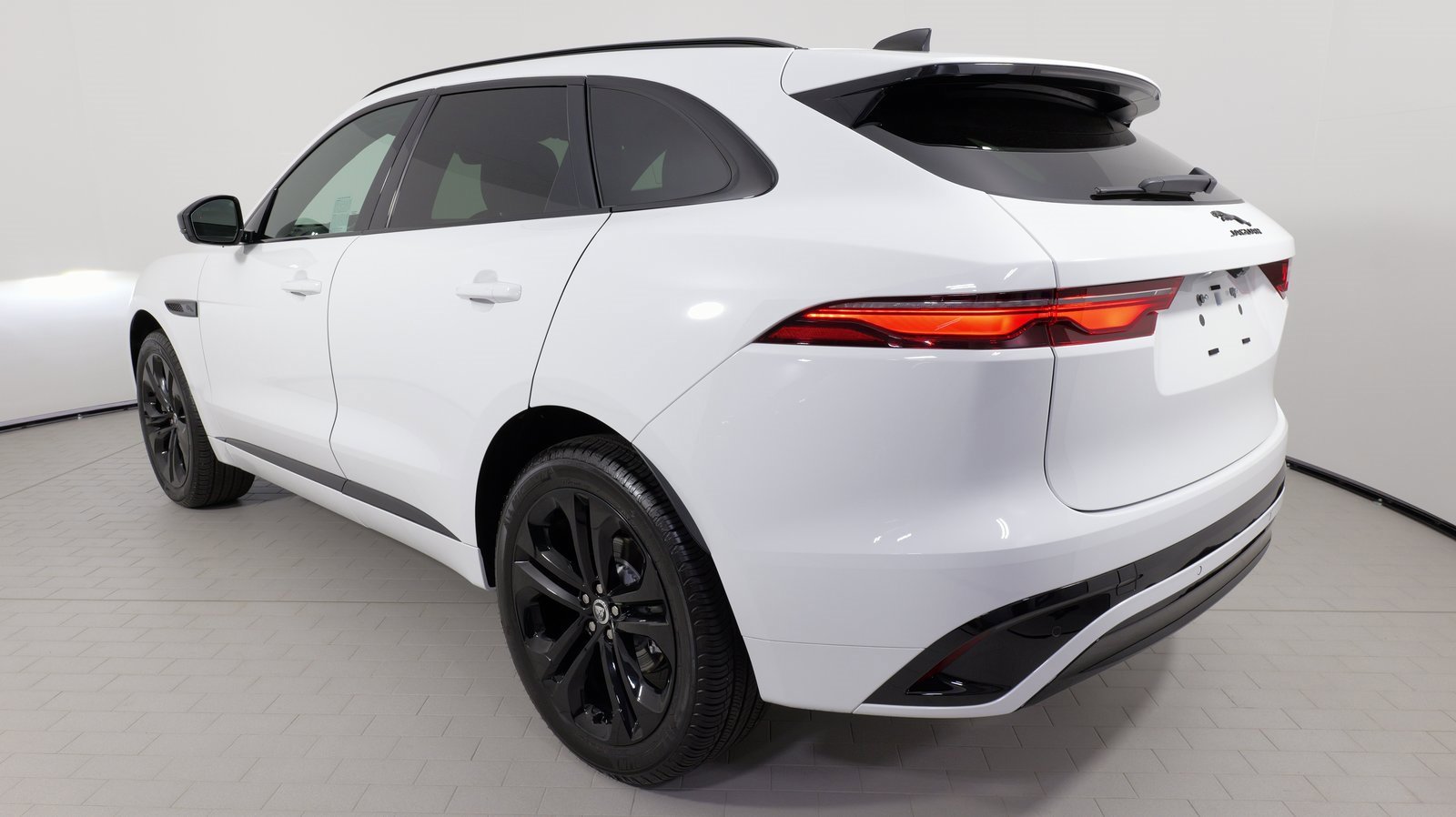 Used 2025 Jaguar F-PACE R-Dynamic S image 28