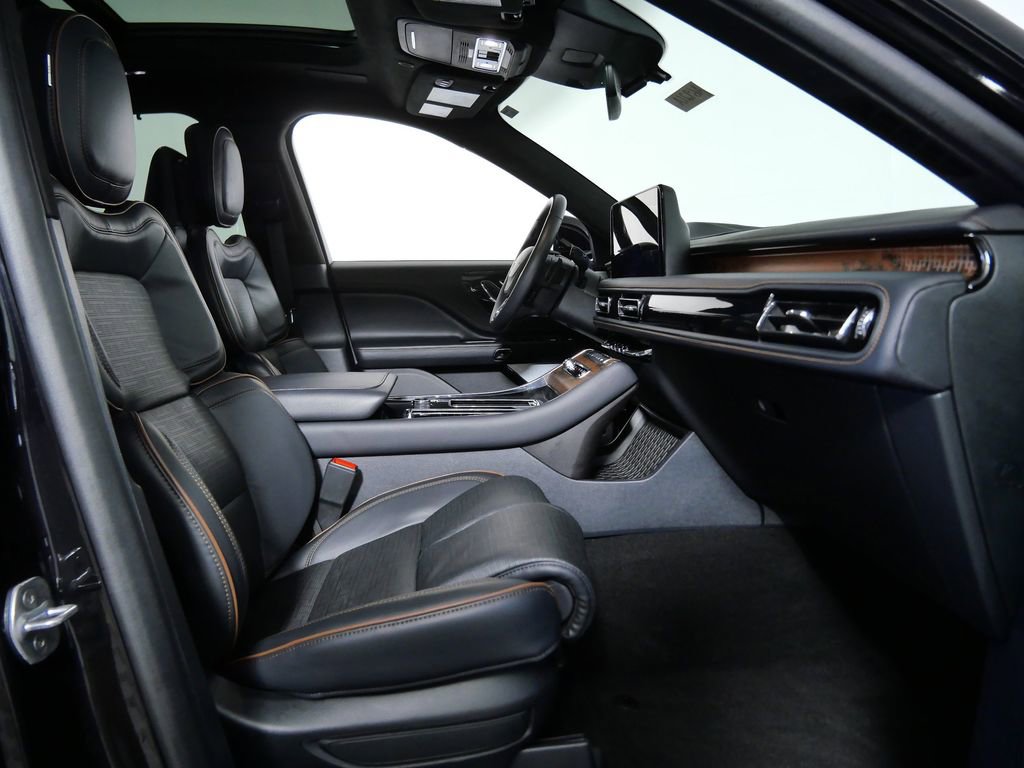 Certified 2025 Lincoln Aviator Black Label AWD/4WD image 11