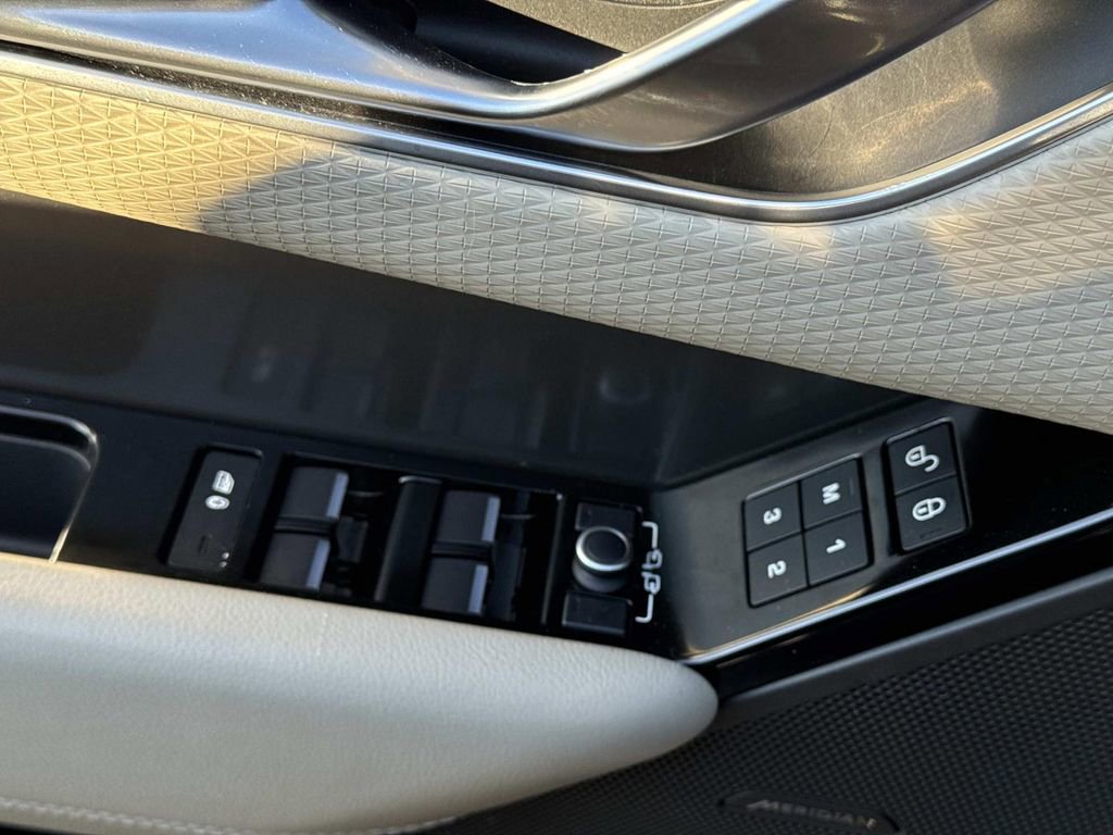 Used 2020 Land Rover Range Rover Velar S image 28