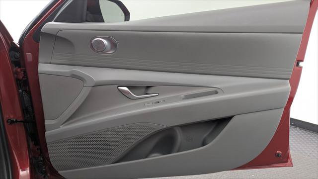 Used 2025 Hyundai Elantra SE FWD image 23