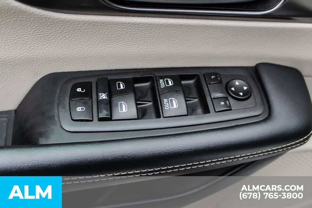 Used 2023 Chrysler Pacifica Touring-L image 41