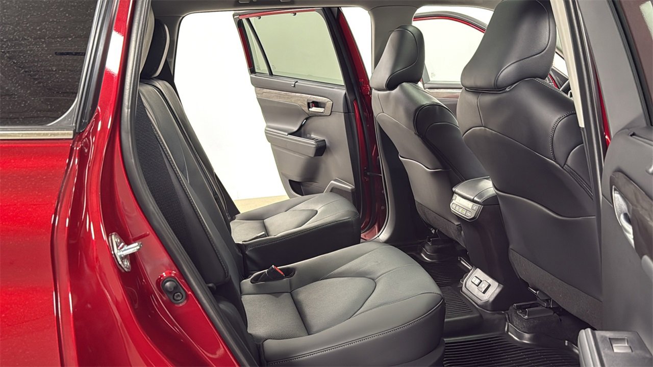 Certified 2025 Toyota Highlander Platinum image 18