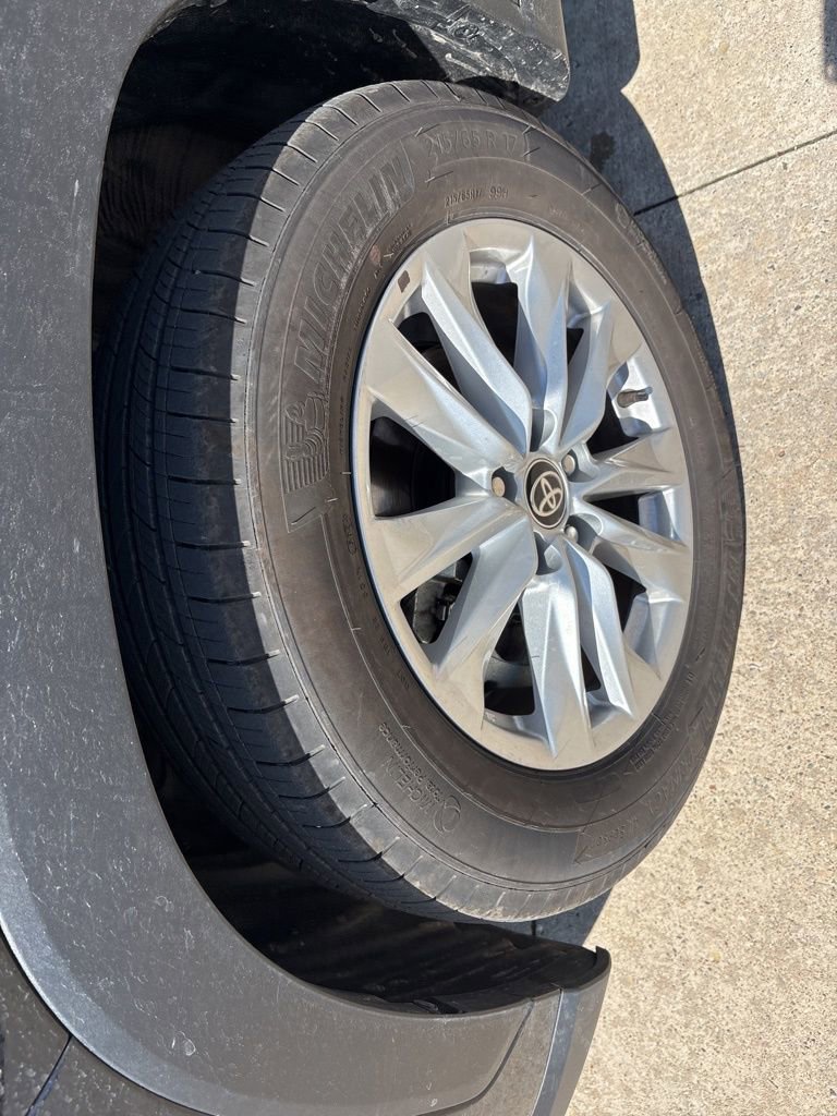 Used 2025 Toyota Corolla Cross LE image 10