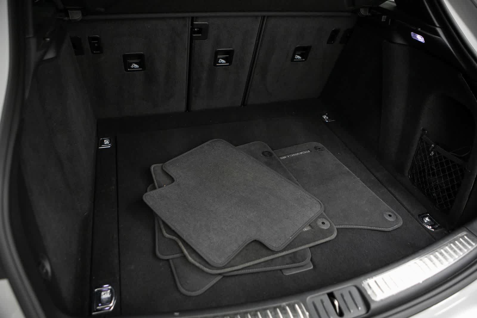 Certified 2023 Porsche Macan AWD/4WD image 37