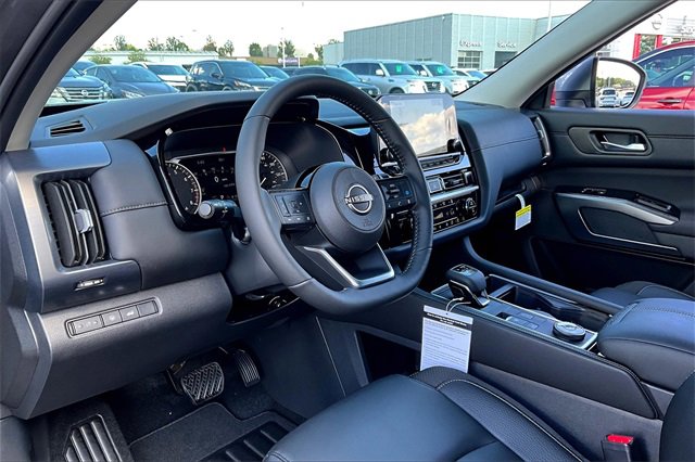 New 2025 Nissan Pathfinder SL image 6