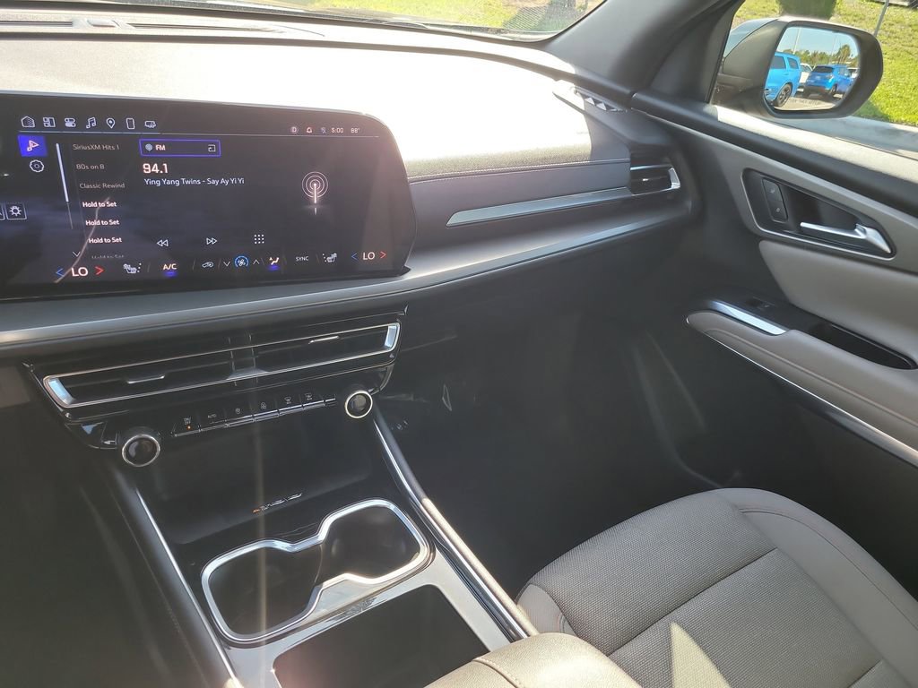Used 2025 Chevrolet Traverse LT FWD image 20