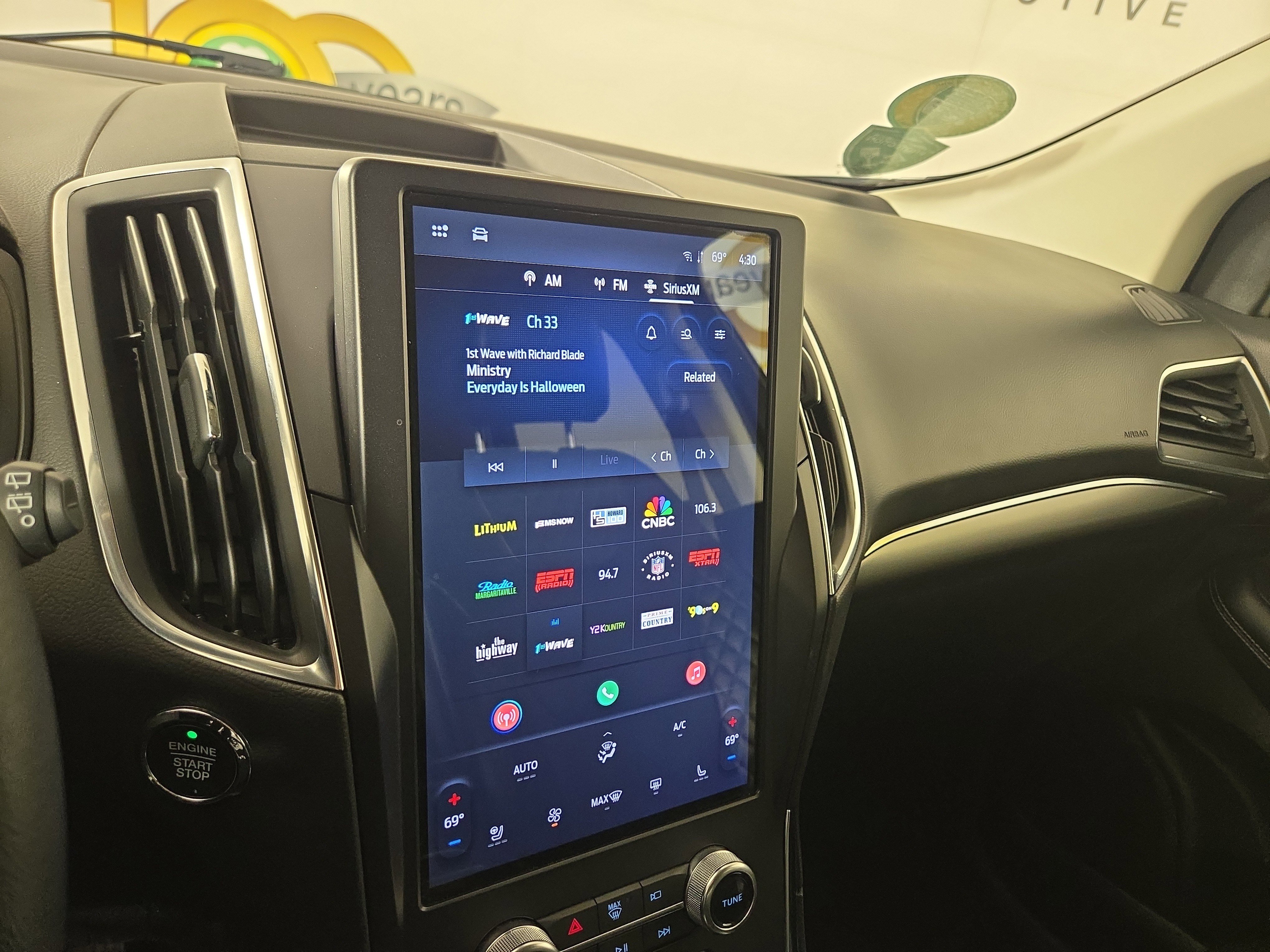 Used 2024 Ford Edge Titanium image 19