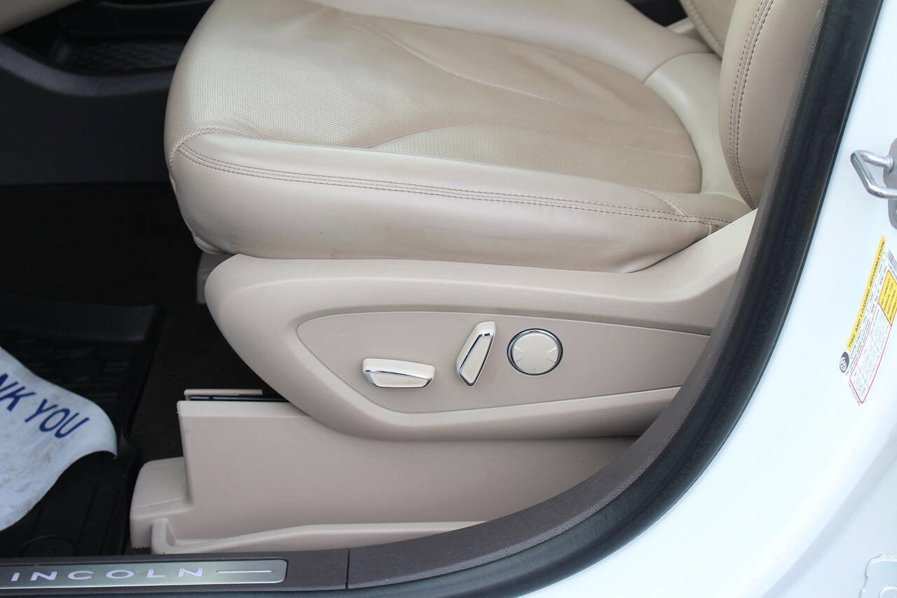 Used 2022 Lincoln Nautilus Reserve w/ Luxury Package image 11