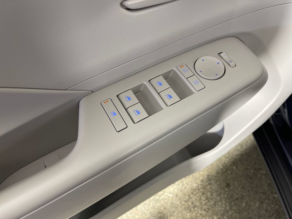 Certified 2025 Hyundai Kona SEL AWD/4WD image 18