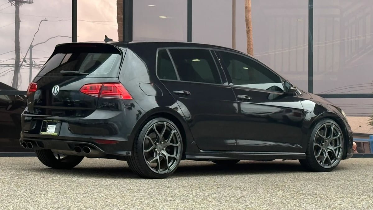 Used 2017 Volkswagen Golf R 4-Door AWD/4WD image 12
