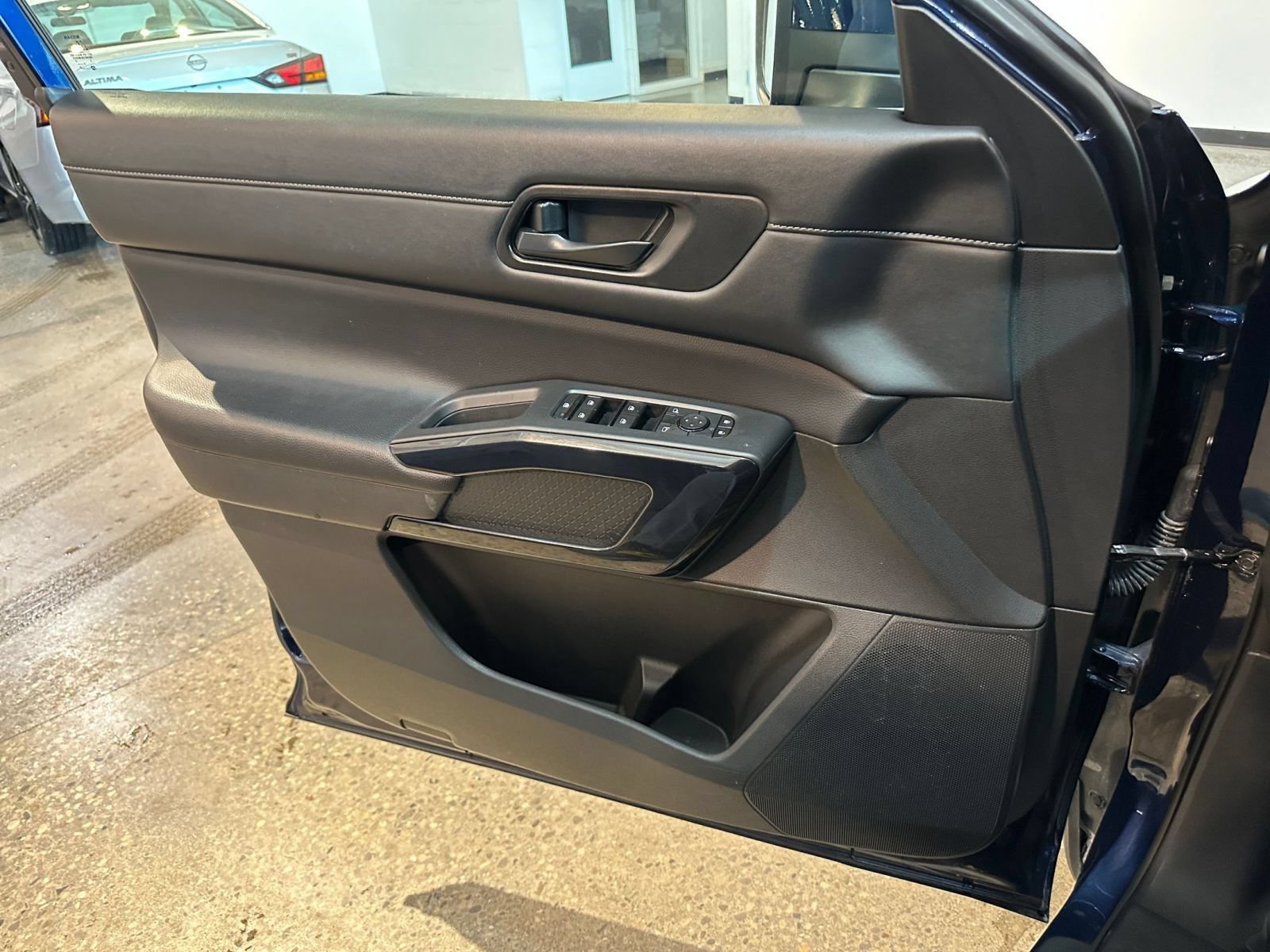 Used 2025 Nissan Pathfinder SV AWD/4WD image 18