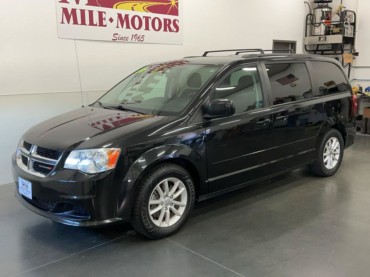 Used 2014 Dodge Grand Caravan SXT w/ Rear Park Assist Package FWD image 3