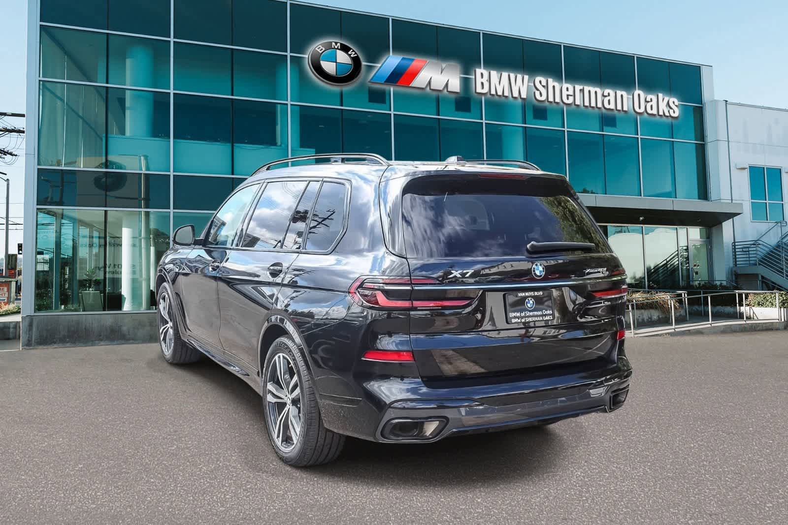 Used 2023 BMW X7 xDrive40i w/ M Sport Package image 6