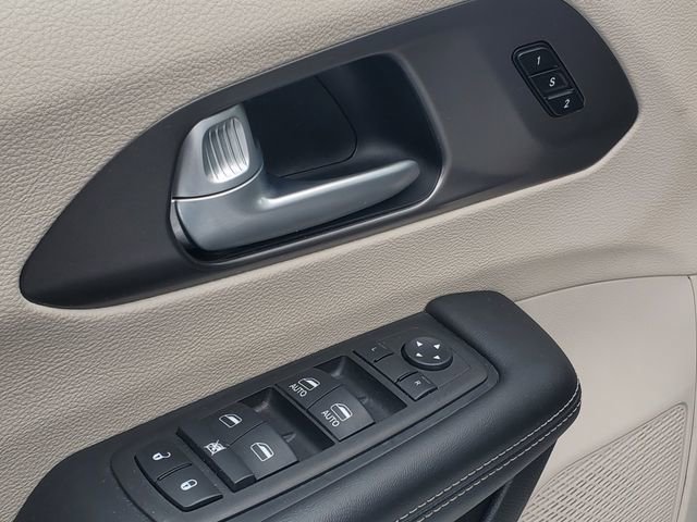 Used 2024 Chrysler Pacifica Touring-L FWD image 11