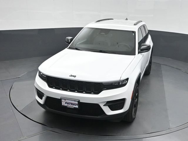 Used 2025 Jeep Grand Cherokee Altitude AWD/4WD image 35