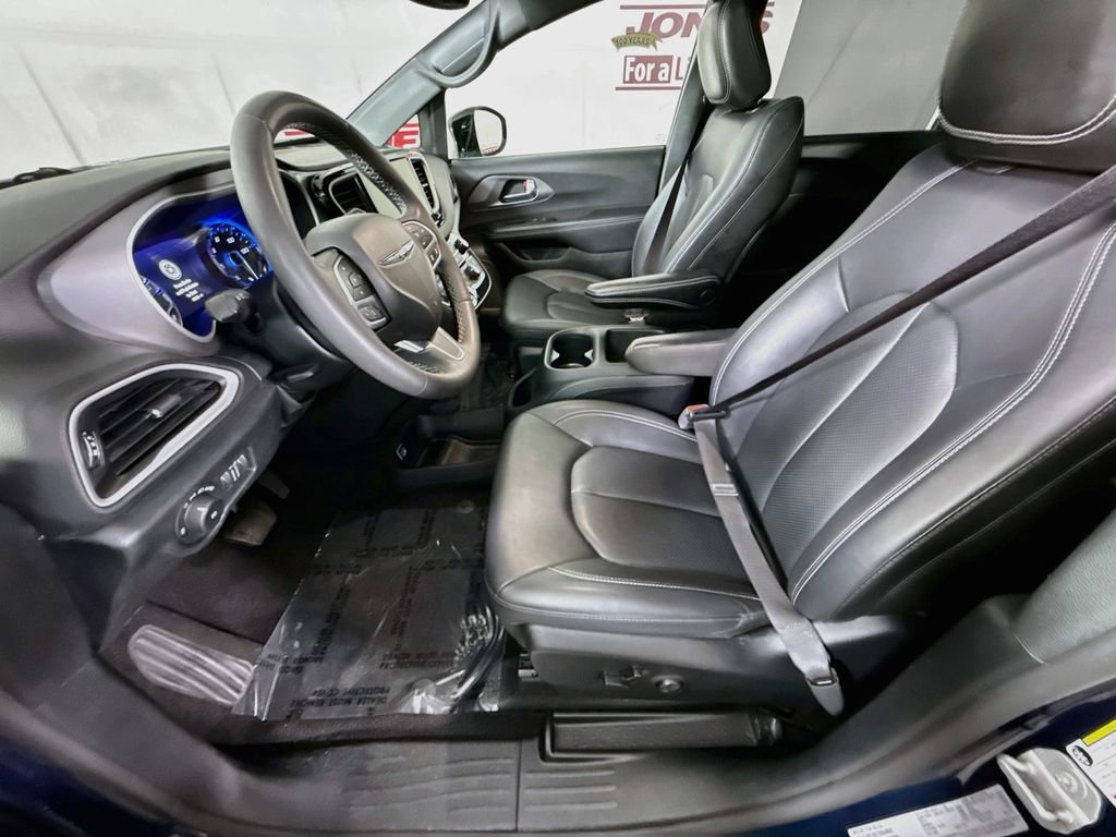 Used 2025 Chrysler Pacifica Select FWD image 24