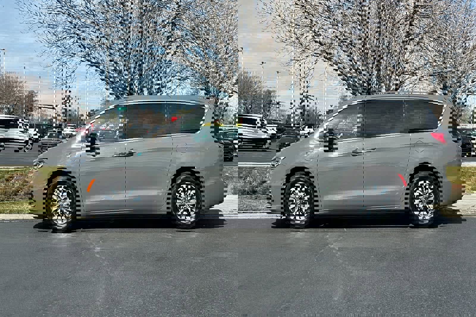 Used 2025 Chrysler Pacifica Select w/ Uconnect Theater Family Group image 5