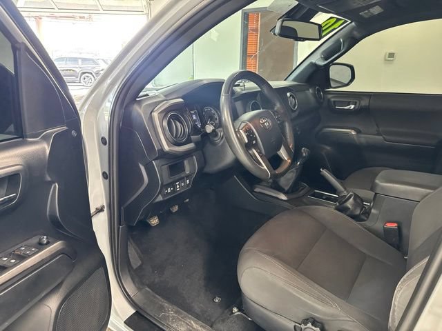 Used 2019 Toyota Tacoma TRD Off-Road w/ Technology Package AWD/4WD image 15