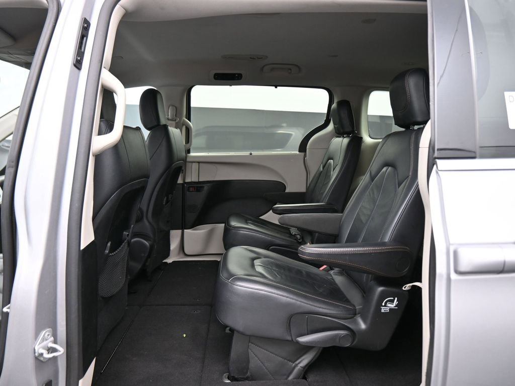 Used 2017 Chrysler Pacifica Touring-L w/ Tire & Wheel Group image 17