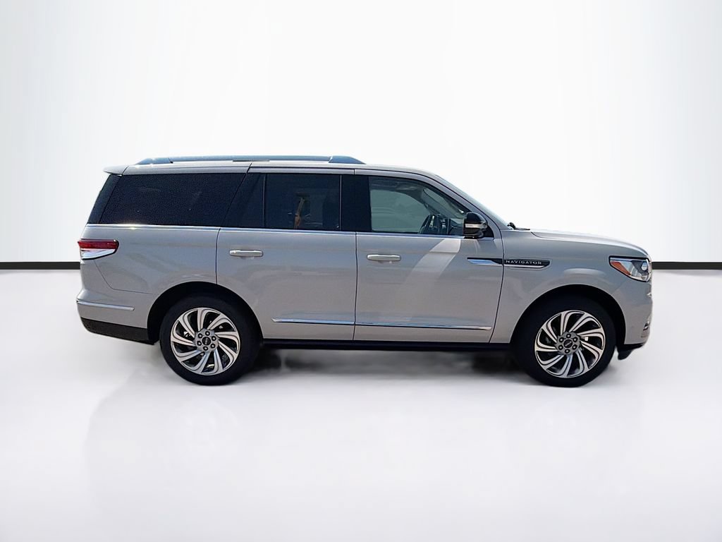Used 2023 Lincoln Navigator Reserve AWD/4WD image 4